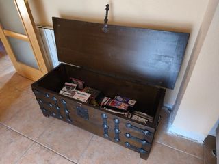 Baúl de madera con detalles metálicos