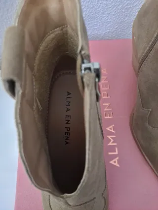 Botín cowboy Alma en Pena ante beige