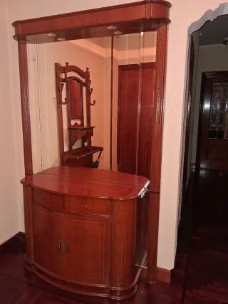 Mueble de entrada de madera y cristal