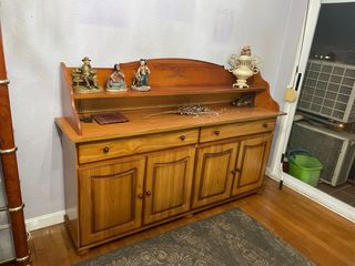 Mueble de madera con cajones y puertas