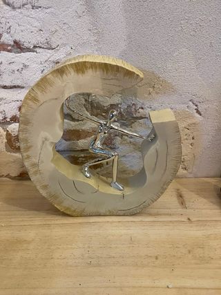 Escultura de surfista en madera y metal