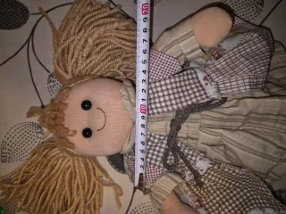 Bambola di pezza con capelli biondi