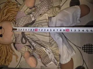 Bambola di pezza con capelli biondi