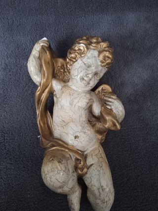 Ángel de escayola antiguo dorado