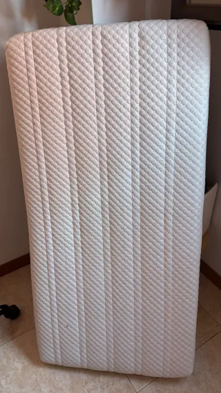 Cuna y colchón blanco