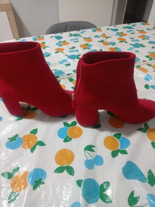 Botines rojos de tacón