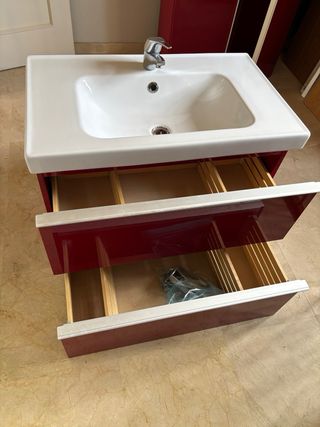 Mueble de baño con lavabo y grifo