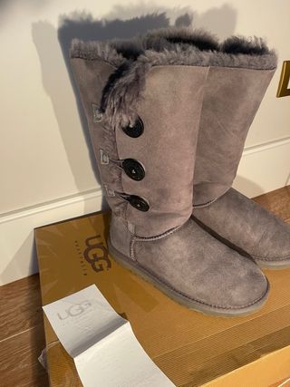 Botas UGG grises con botones