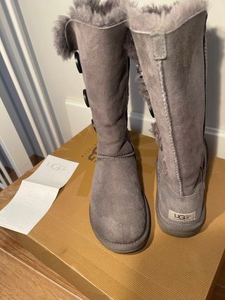 Botas UGG grises con botones