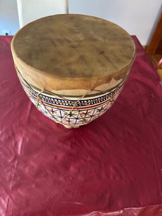 Djembe artesanal con diseño tribal