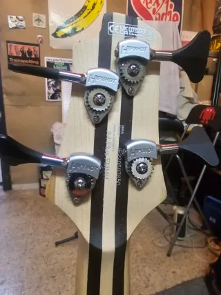 Bajo Activo Cort A4 Plus 2024 Poco uso.