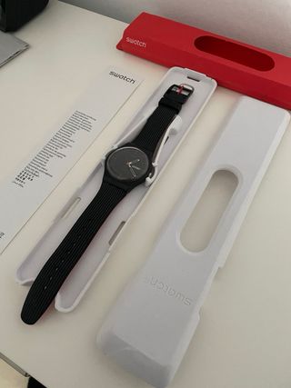 Reloj Swatch Negro y Rojo