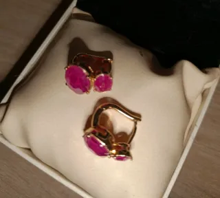 Pendientes elegantes color oro y fucsia