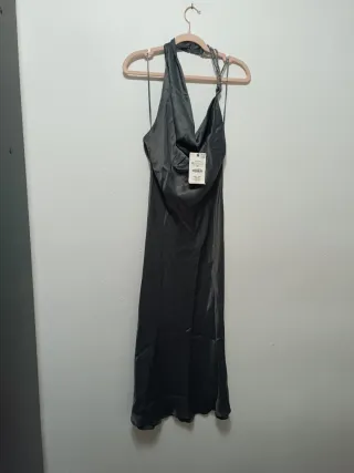 Vestido Zara largo satinado con abalorios talla M