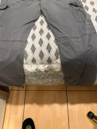 Pantalón cargo gris con cinturon.