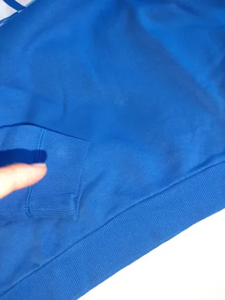 Felpa Adidas blu e jeans Levi's ragazzo