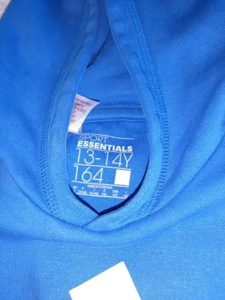 Felpa Adidas blu e jeans Levi's ragazzo