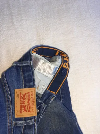 Felpa Adidas blu e jeans Levi's ragazzo