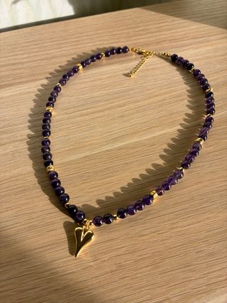 Collar amatista con colgante de corazón dorado