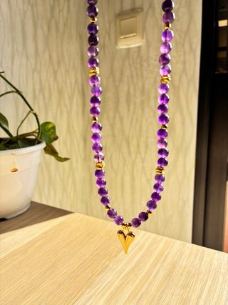Collar amatista con colgante de corazón dorado