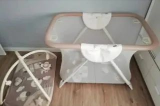 Parque infantil con móvil