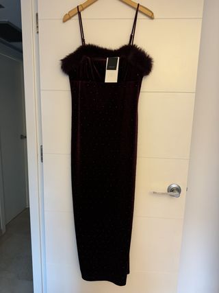 Vestido granate midi terciopelo de Zara. Talla S