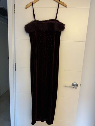 Vestido granate midi terciopelo de Zara. Talla S