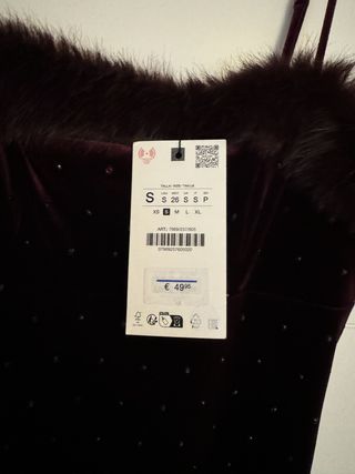 Vestido granate midi terciopelo de Zara. Talla S