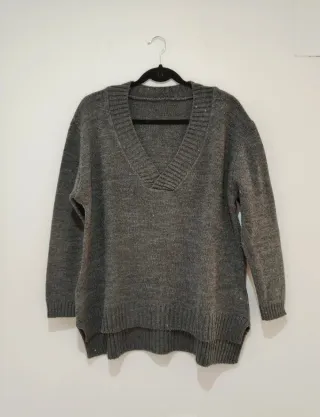 Jersey largo gris con escote pico