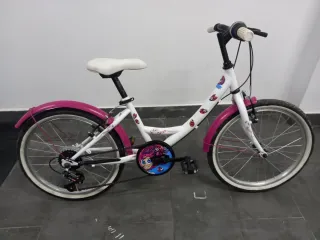 Bicicleta infantil blanca y rosa