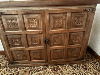 Cómoda de madera con máquina de coser