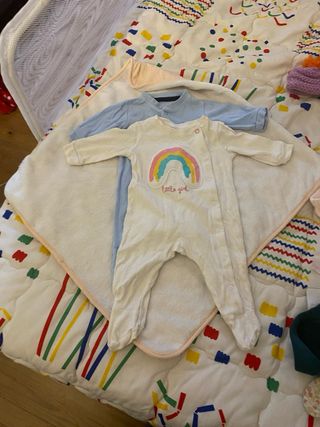 Manta y ropa bebé unisex