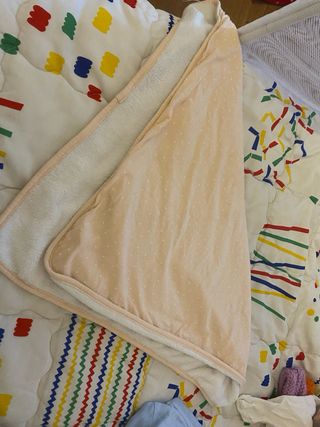 Manta y ropa bebé unisex