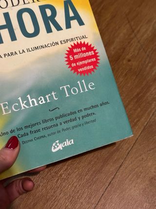 Libro El Poder del Ahora de Eckhart Tolle.