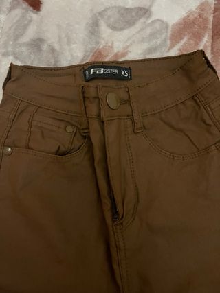 Pantalones efecto piel marrones