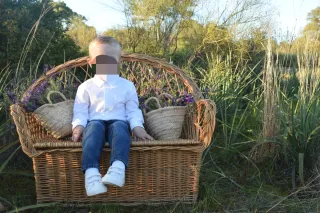 Banco o sillón de mimbre decoración comuniones.