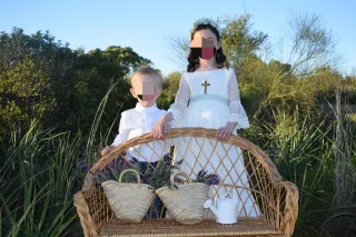 Banco o sillón de mimbre decoración comuniones.