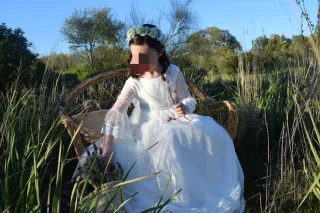 Banco o sillón de mimbre decoración comuniones.