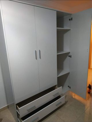 Armarios 3 puertas 2 cajones.