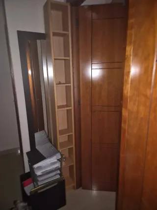 Estantería de madera estrecha para libros o CDs