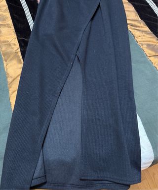 Falda negra moderna con abertura