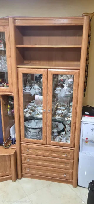 Mueble de salón madera con vitrina