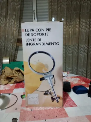 Lupa con pie de soporte