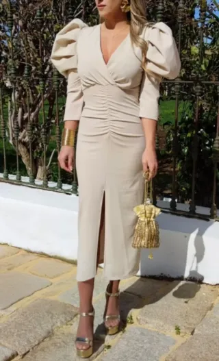 Vestido beige elegante invitada fiesta