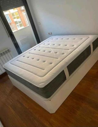 Canapé de tela gris y blanco