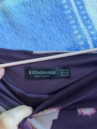 Blusa transparente violeta con flores