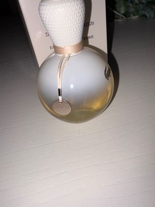 Perfume Lacoste Femme Dorado y Blanco