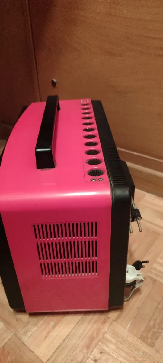 Urge Televisor Portátil Inter negro y rojo