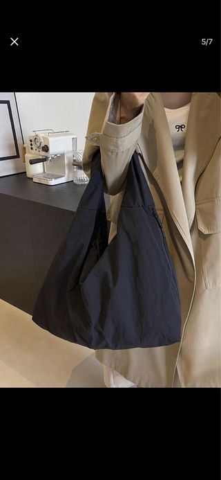 Bolso casual drapeado negro