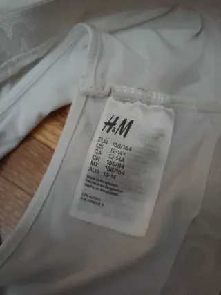 Sujetador deportivo NEHAO negro y H&M blanco